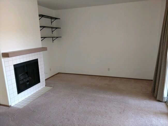 Foto del edificio - Upper level corner unit in the Hilltop of ...