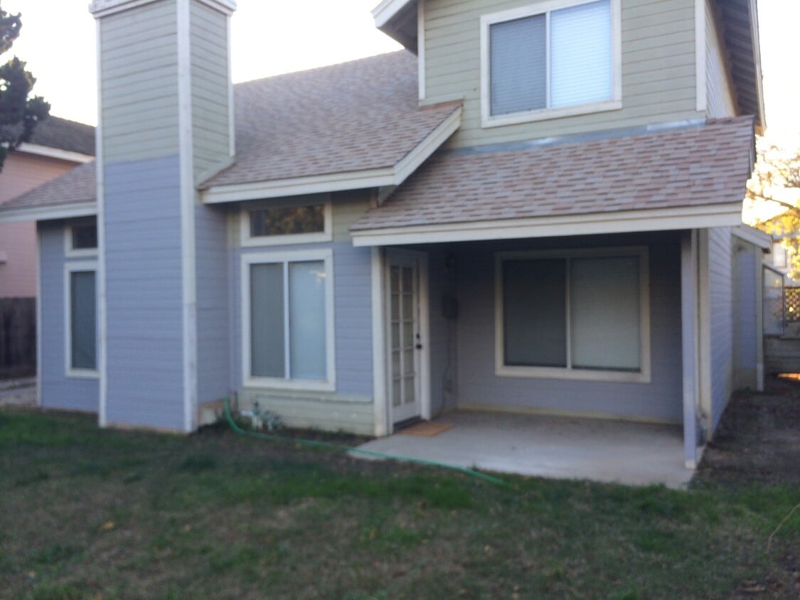 Building Photo - Walking Distance to Village One