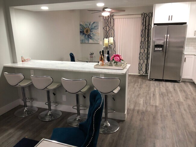 Foto del edificio - NEWLY RENOVATED 2BDRM TOWNHOMES