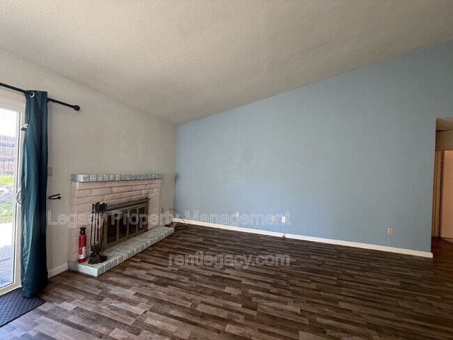 Foto del edificio - 4901 Adorn Ct