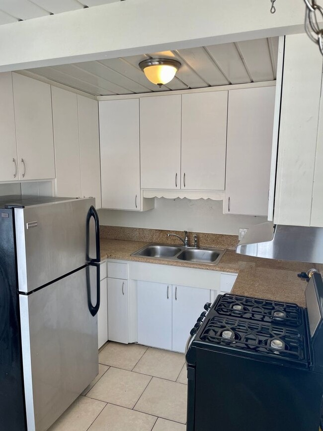 Foto del edificio - FIRST MONTH FREE! 2-Bedroom Apartment in the Heart of Pacific Beach – Walk to the Ocean!