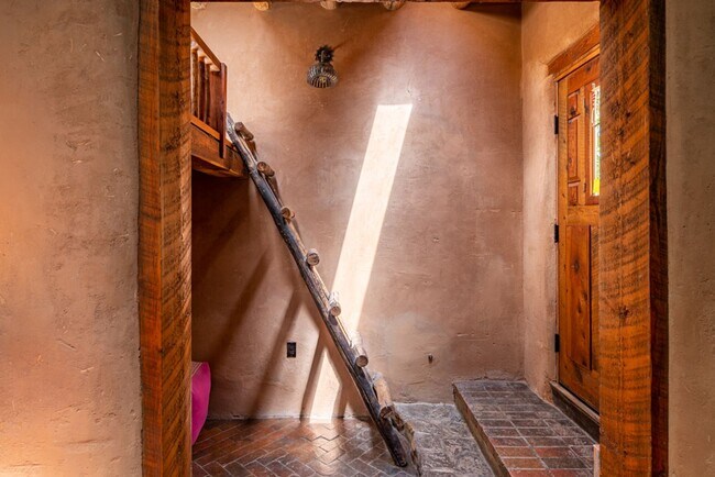 Building Photo - A Cozy Eastside Artist Retreat - 1 bedroom...