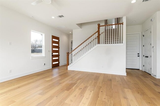 Building Photo - 304 East Dr