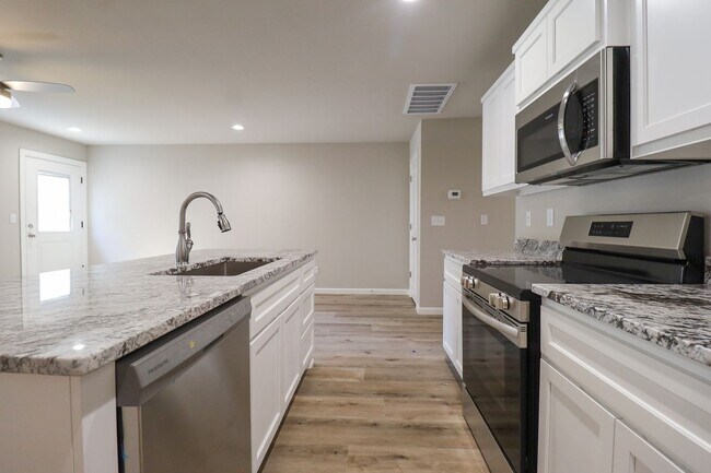 Foto del edificio - FIRST FREE MONTH! 3 Bed | 2.5 Bath | Sand ...