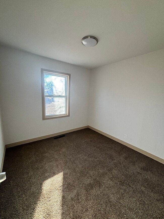 Foto del edificio - 4 bed 1 bath remodeled house!