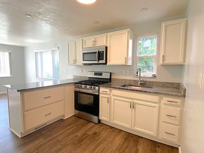Building Photo - *Updated 1BD/1BA Apartment Available in Br...