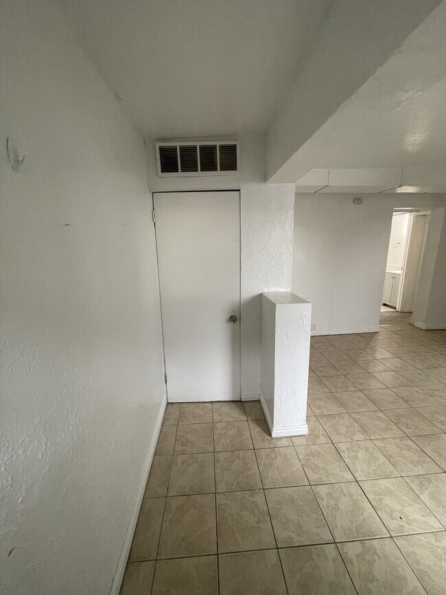 Building Photo - 613 28th St