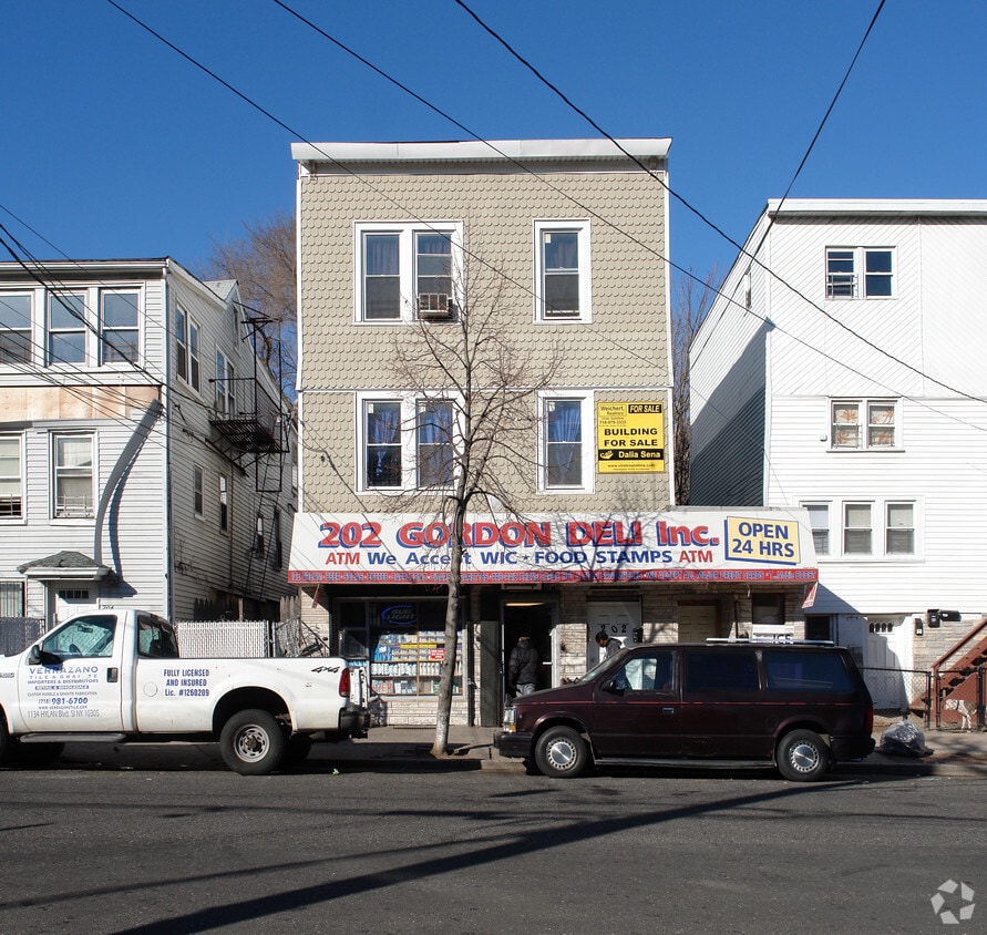 Building Photo - 202 Gordon St
