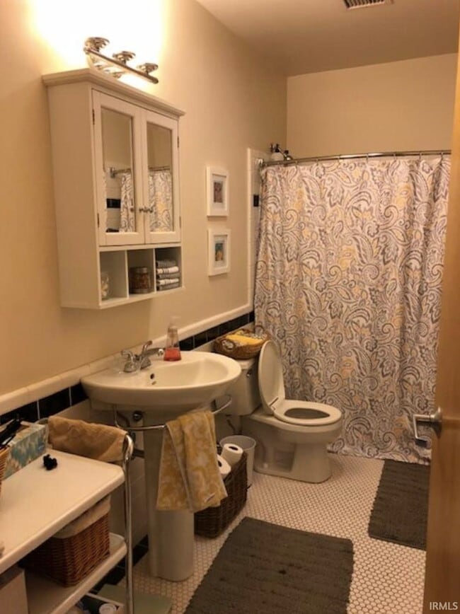 Building Photo - 213 N Walnut St