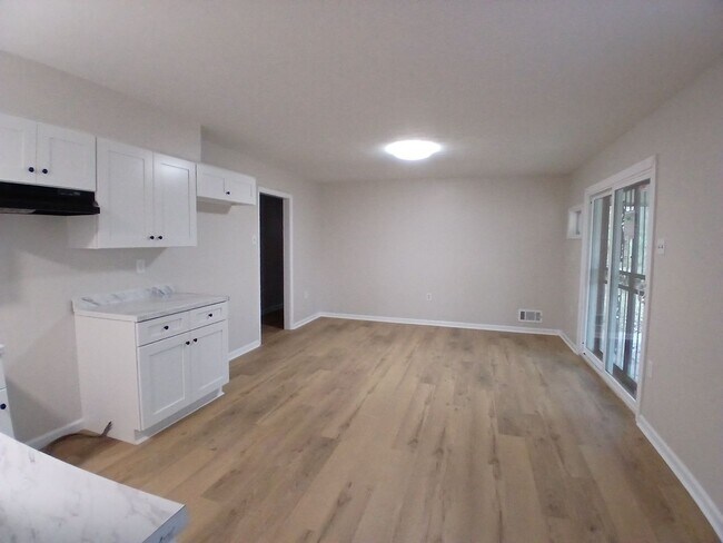 Foto del edificio - Stunning 3 bedroom 1.5 bath home - Open To Section 8