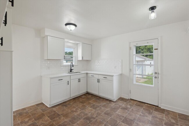 Building Photo - 13849 Shady Oak Blvd