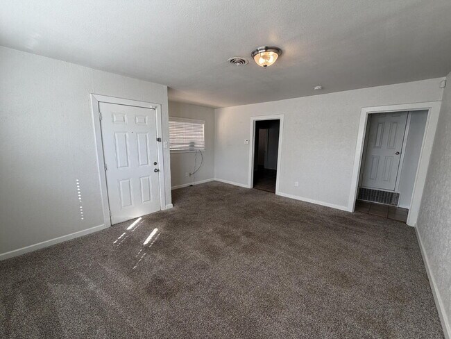 Building Photo - Charming 3-bedroom, 2-bath home just minut...