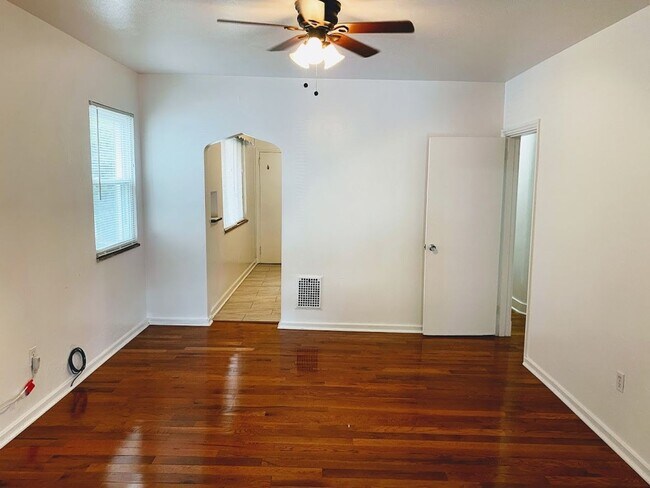 Foto del edificio - Check out this Totally Updated First Floor Duplex! 2BR+Den