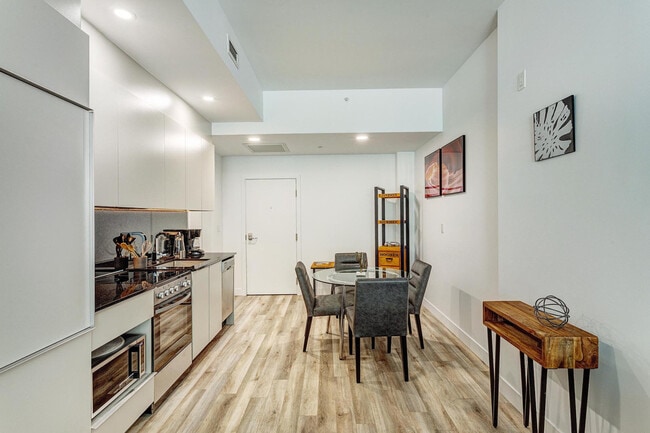 Building Photo - 2061 Rue Stanley