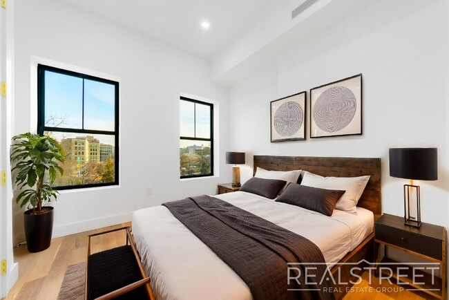 Foto del edificio - Stunning 3 Bed 3 Bath with WD In Unit, SOU...