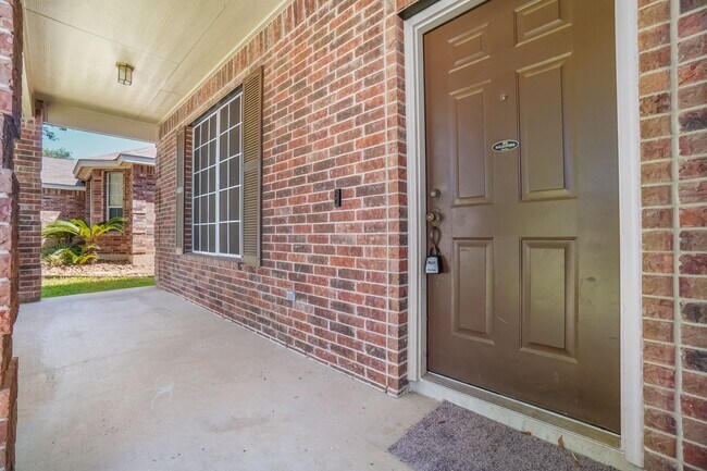 Building Photo - Beautiful 3 Bedroom 2.5 Bathroom Two Stori...