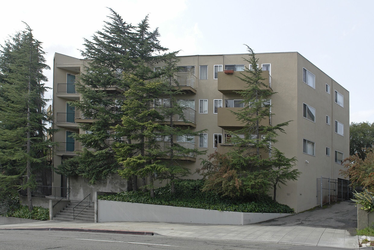 Primary Photo - 5901 Broadway