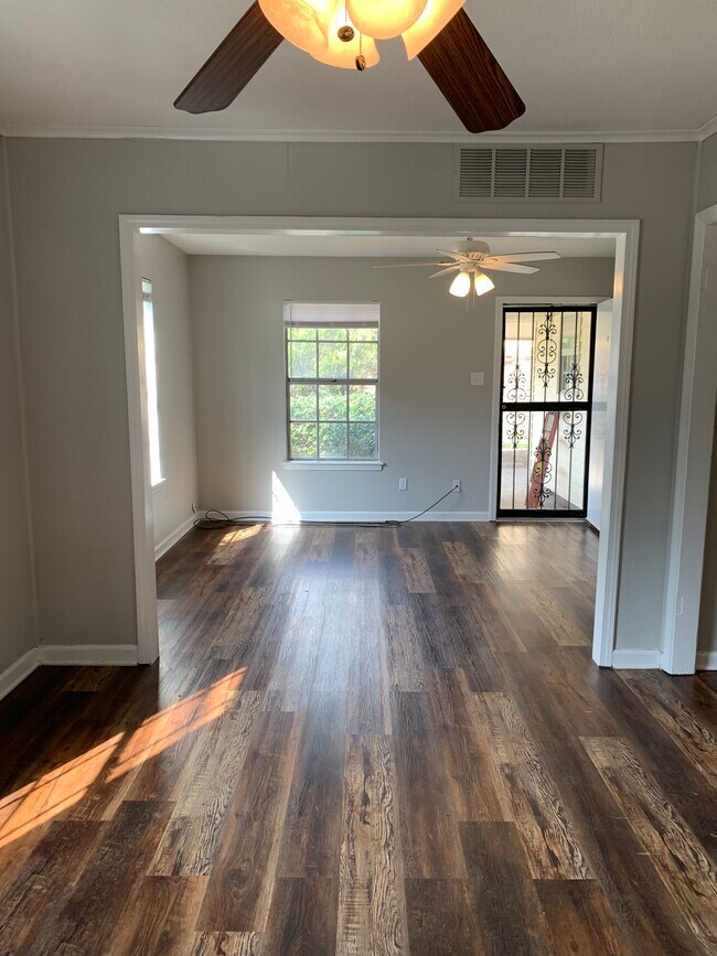 Foto del edificio - 8082 Ashbrook Dr