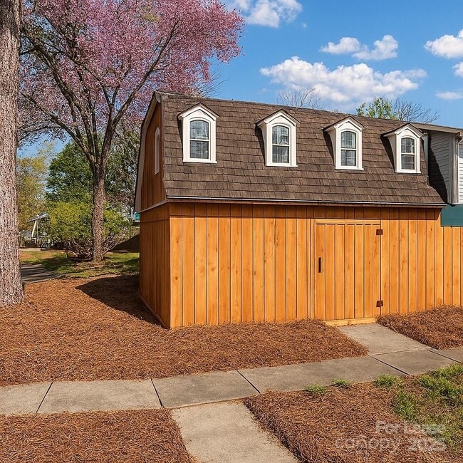 Building Photo - 5821 Hunting Ridge Ln