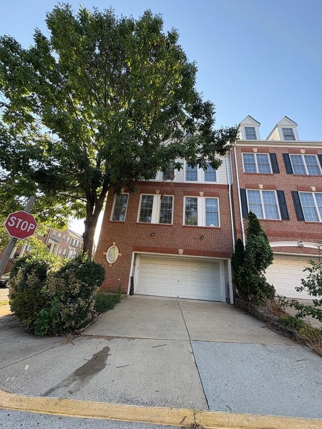Foto del edificio - Immaculate 3 Bed 2 Full & 2 Half Bath End ...