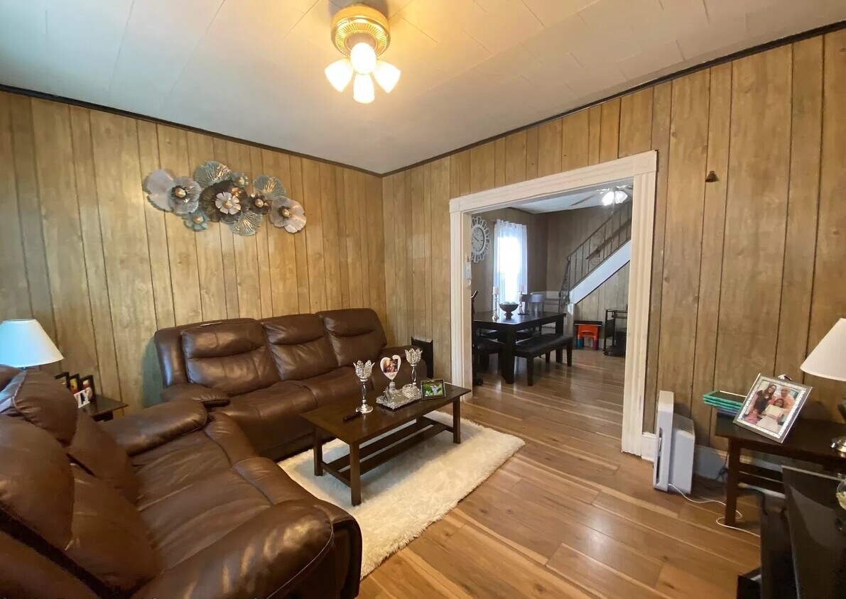 Primary Photo - 512 N Irving Ave