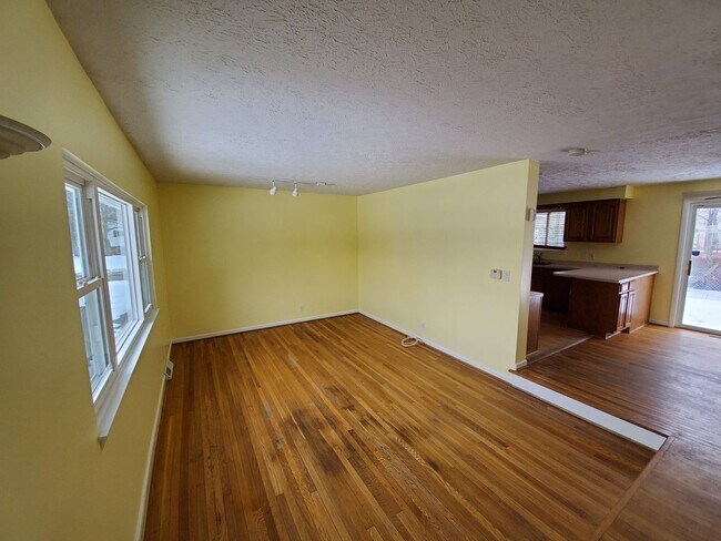 Building Photo - Available Mid June 4 Bed 2 Full Bath Singl...