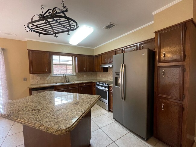 Building Photo - Stockwell Area! A Must See Today!