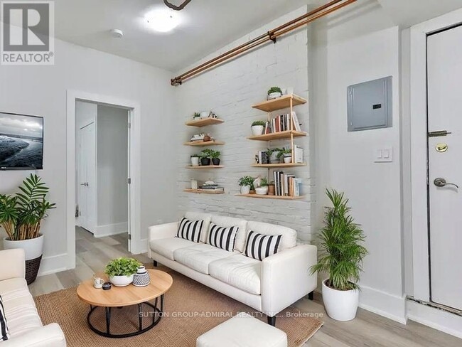 Building Photo - 915 St Clair Ave W