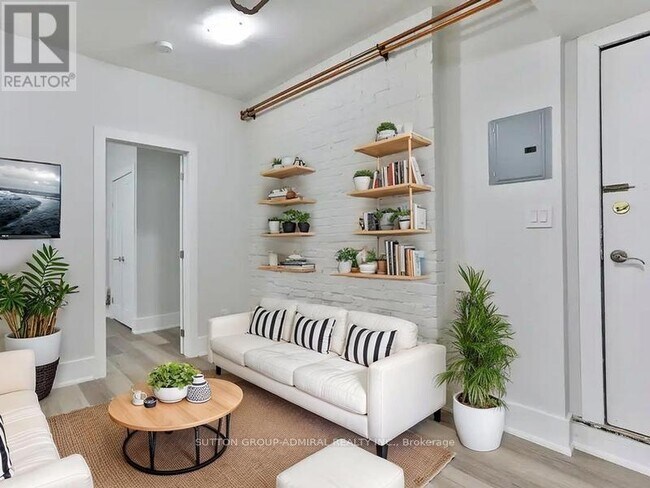 Photo du bâtiment - 915 St Clair Ave W