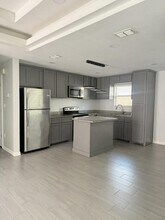 Building Photo - 1304 Petri Dr