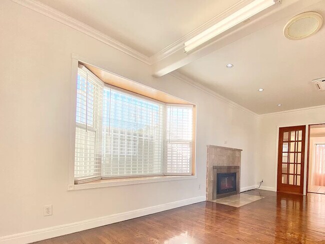 Foto del edificio - 7400 Radford Ave