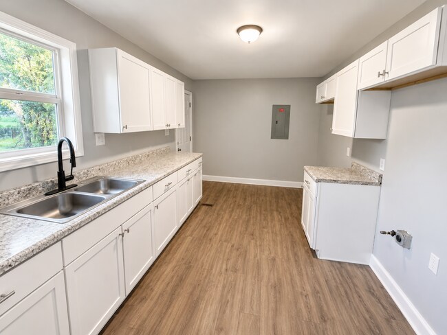 Building Photo - Beautifully Updated 3 Bedroom Home Near Downtown Columbus