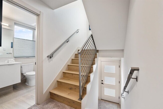 Foto del edificio - Modern 3-story townhome with A/C located i...
