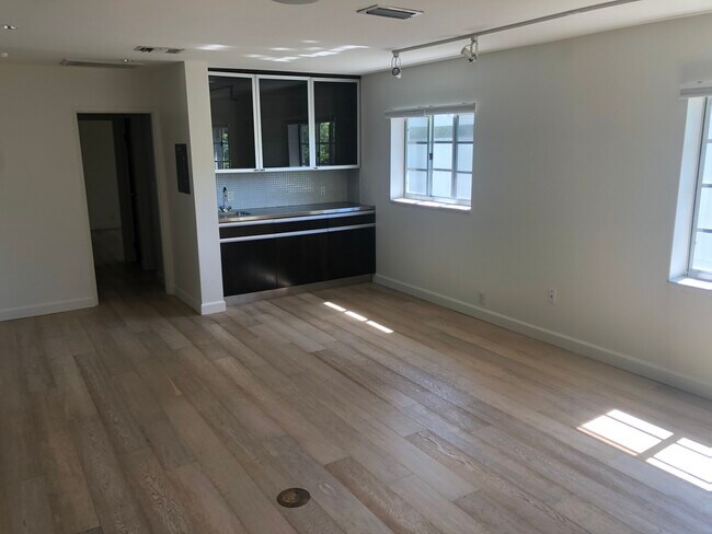Living room with wet bar - 505 Columbia Dr