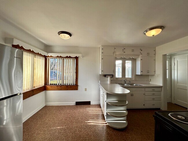 Building Photo - Charming Country Home