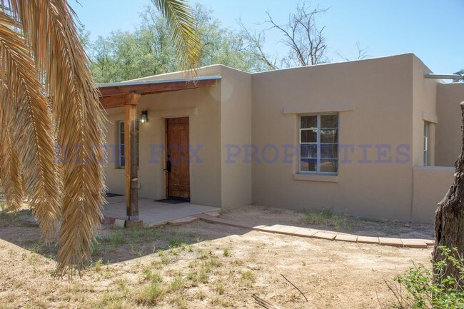 Foto del edificio - Cute Centrally Located Adobe Style Home!