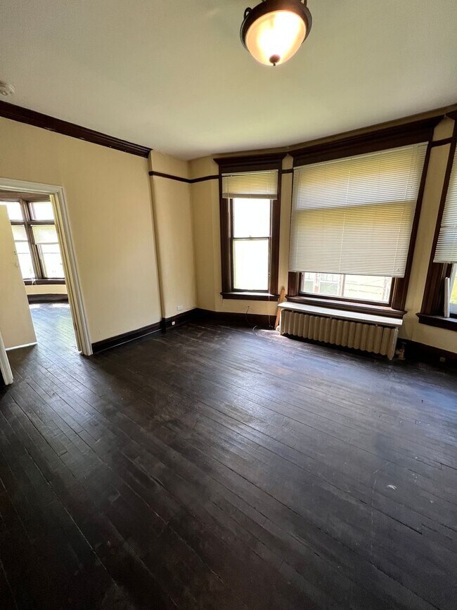 Building Photo - 1317 E 2nd St