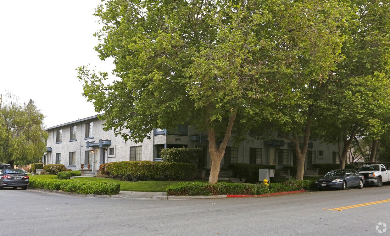 Primary Photo - 1095 Frankfurt Ave