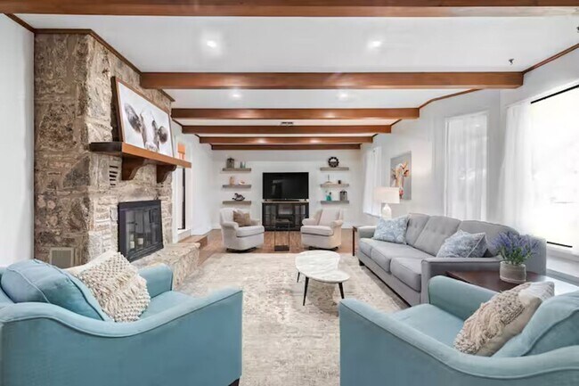Foto del edificio - 3 Bed, 3 Bath Home with Expansive Kitchen, Two Living Areas & Private Suite