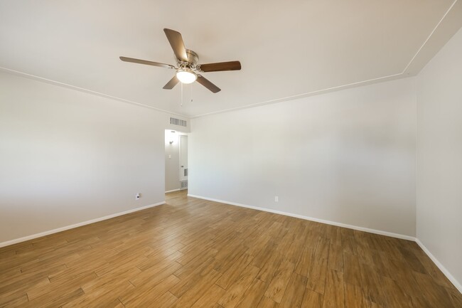 Foto del edificio - 2041 W Orangewood Ave