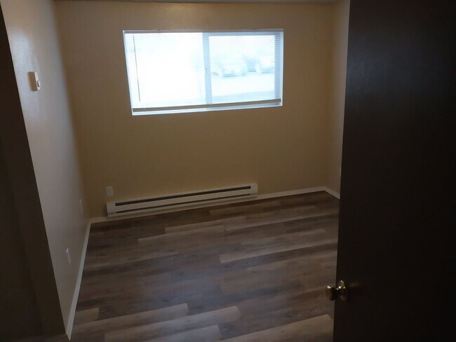 Building Photo - 2 bedroom 1 bathroom second floor apartment - Granvue Apartment