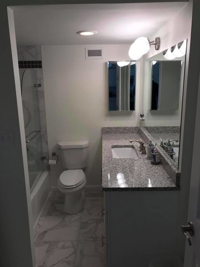 Baño - 620 Peachtree St NE