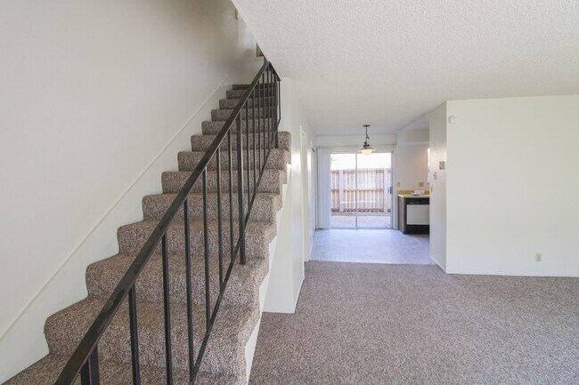 Foto del edificio - 2 Bedroom Townhouse Style Apartment with Private Fenced Patio