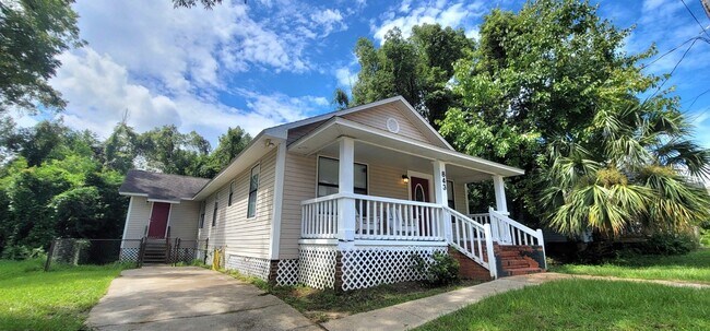 Building Photo - SPACIOUS 5/2 w/ Fenced Yard, Washer/Dryer,...