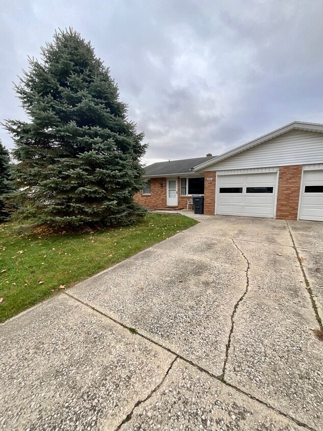 2540 Demorrow Cir, Stevensville, MI 49127 House Rental in