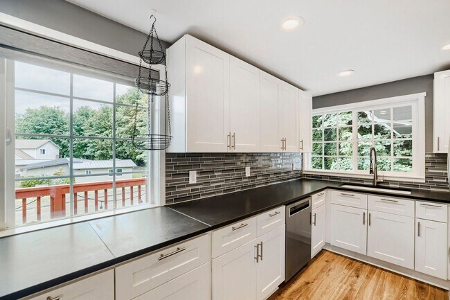 Foto del edificio - Beautiful Mother-in-Law Style Home in Everett, WA!