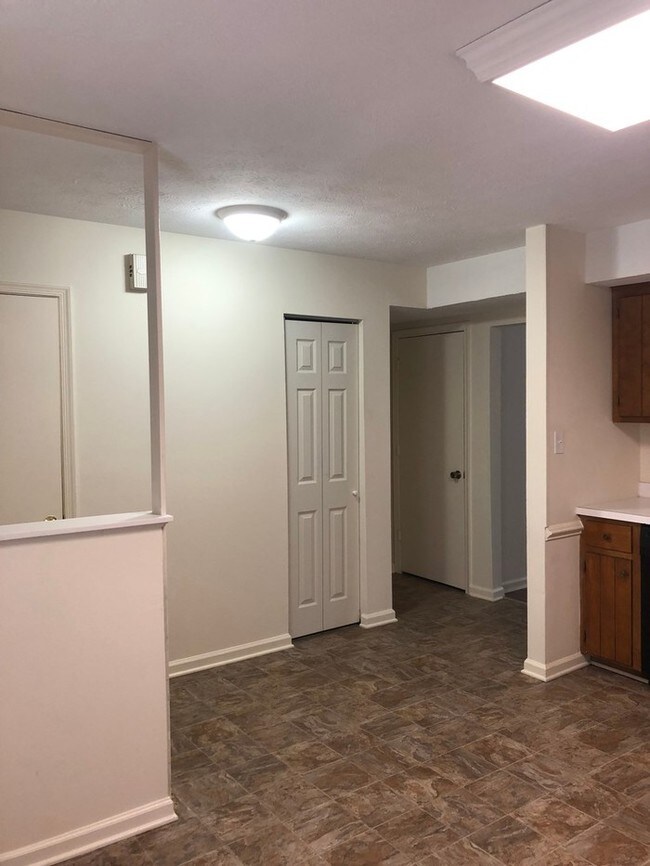 Building Photo - Three Bedroom Townhome - Convenient Location!