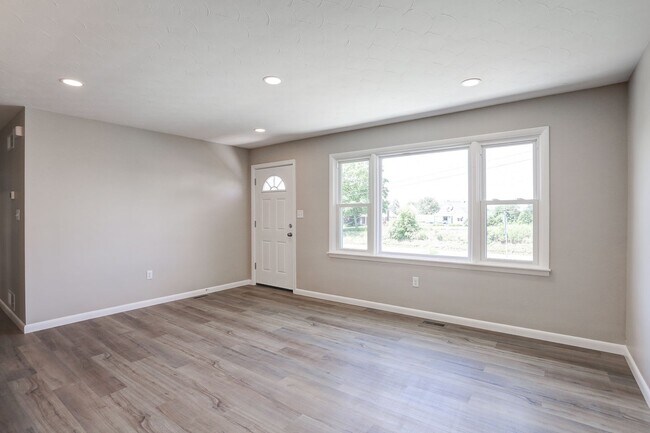 Building Photo - Beautifully remodeled 3 Bedroom.