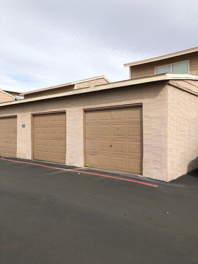 Building Photo - MUST SEE ONE BEDROOM TOWNHOME!
