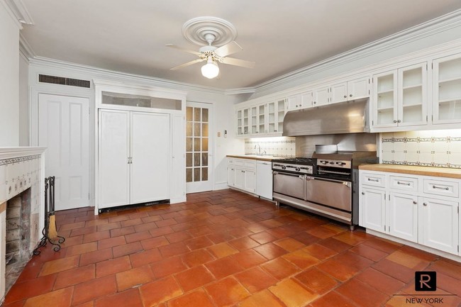 Building Photo - 225 West 22nd Street